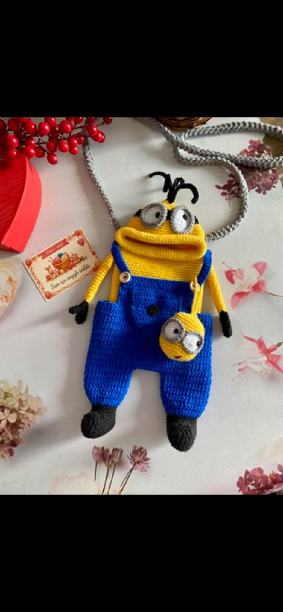Bıdık – El Örgüsü Sarı Karakter Telefon Çantası | Mavi Tulumlu Boyun Askılı Amigurumi Çanta - Ana görsel