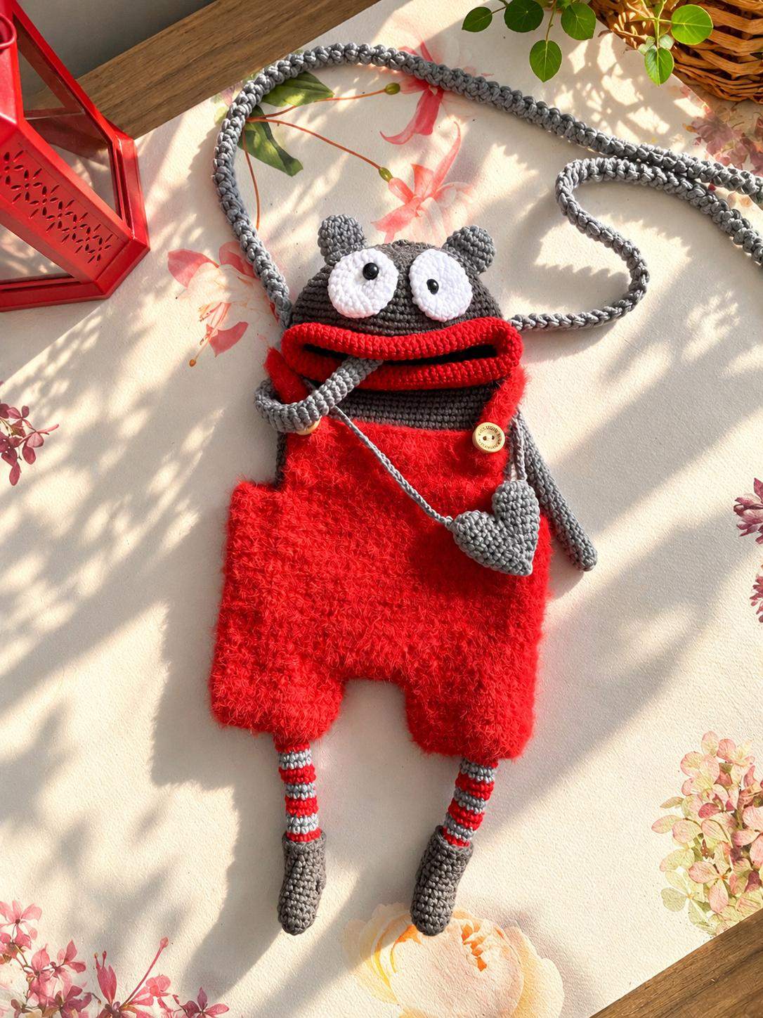 Duman – El Örgüsü Sevimli Karakter Telefon Çantası | Boyun Askılı Amigurumi Çanta